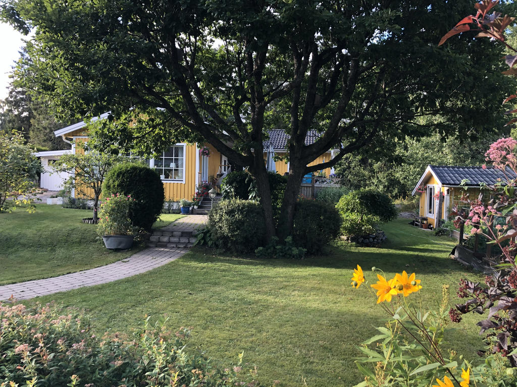 Säljarens sommarbild, här är det otroligt fin ordning med vackra rabatter och fina platser att odla