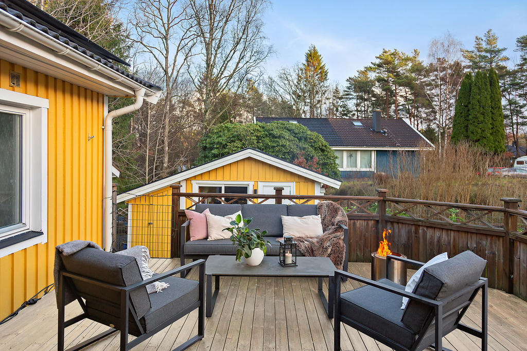 Vid entrén finns också en mysig altan