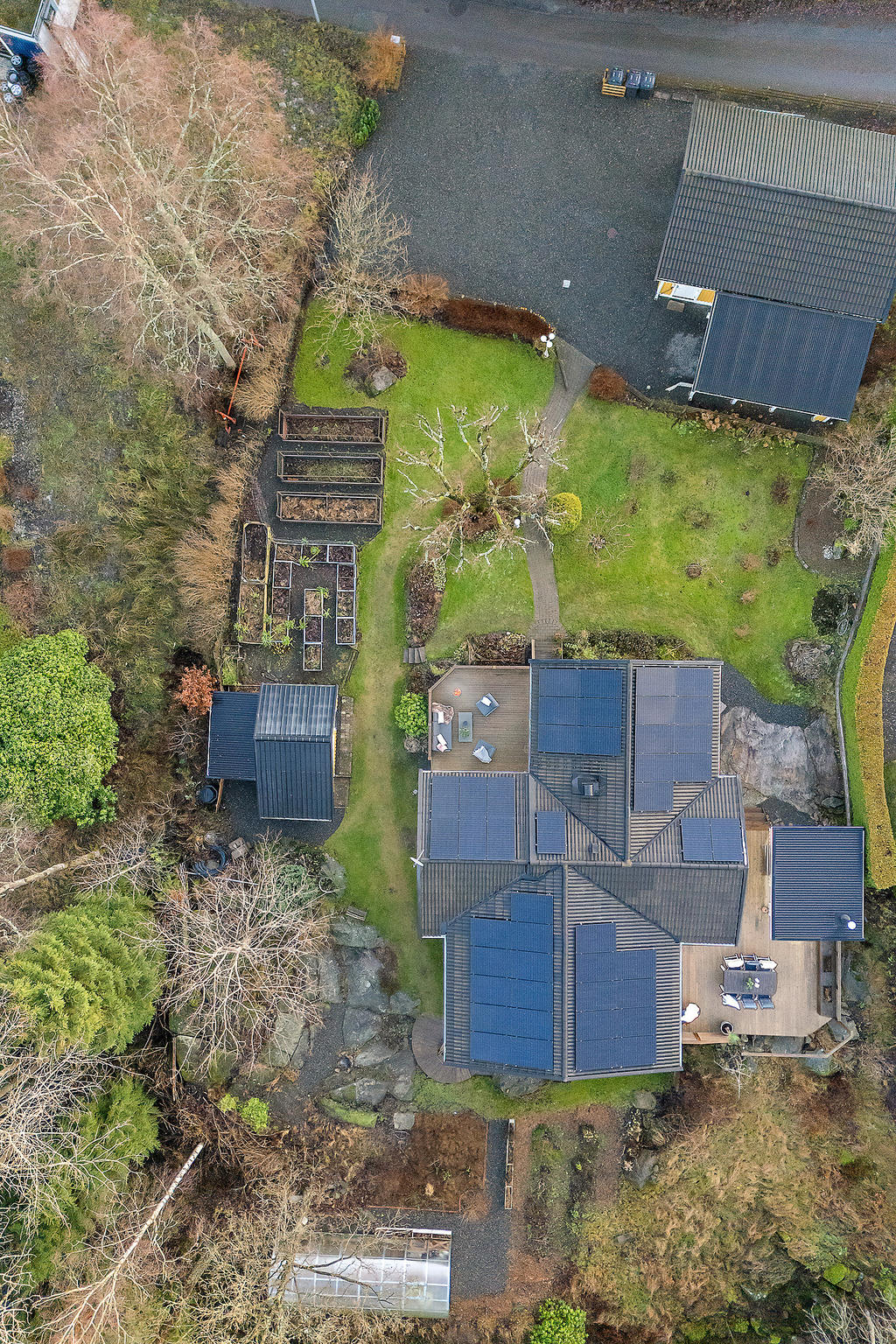 Här kan man njuta av bland annat växthus, bastu, förråd, garage, carport och solceller med stort batteri!