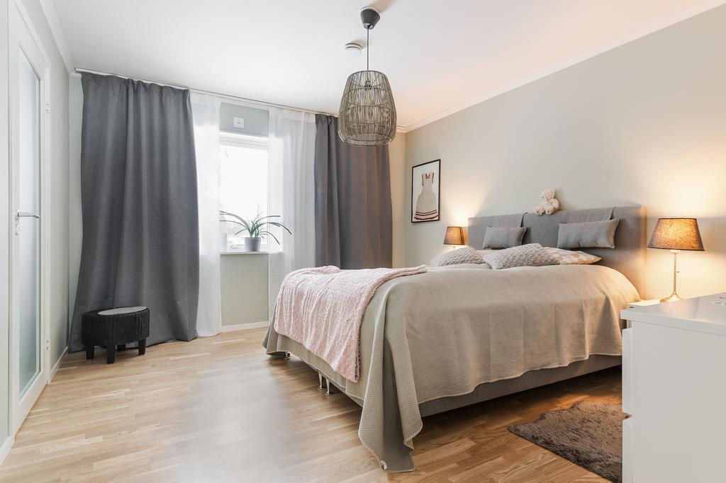 Sovrum 1 med eget badrum och klädkammare