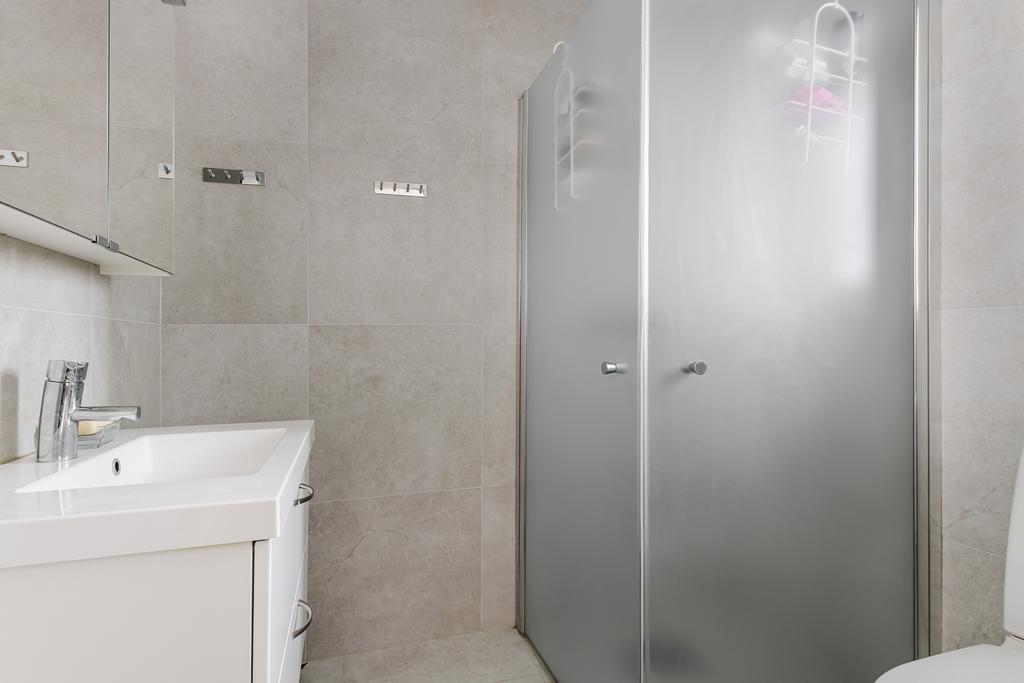 Badrum intill sovrum 1