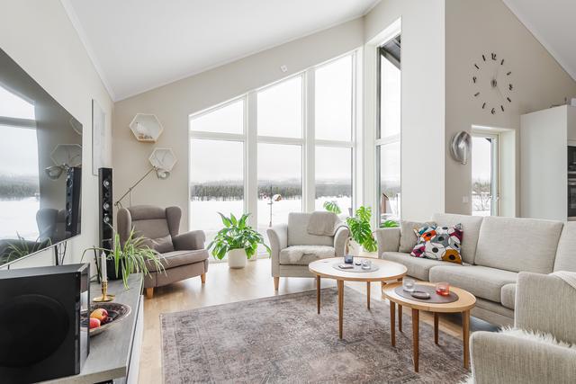 Vardagsrum och kök med fri utsikt mot vattnet och Dundret som tavla