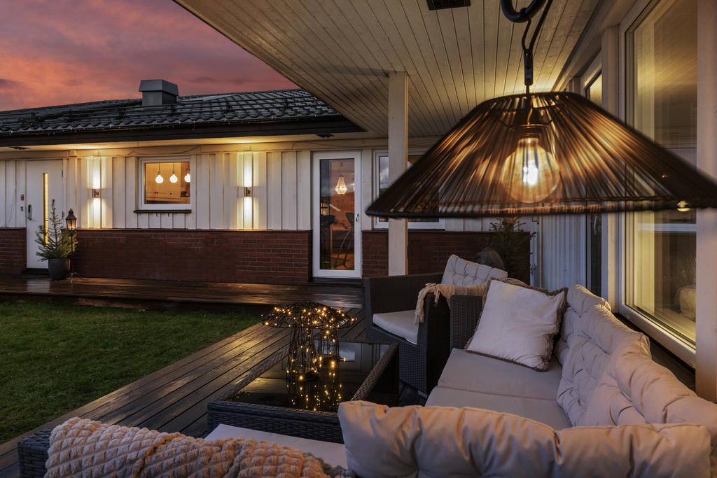 Huset är byggt i vinkel och ger en skyddande innergård