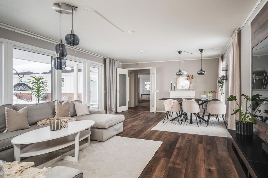 Vardagsrummet med utgång till både fram- och baksida!