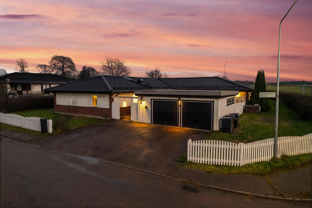 Ett stort hus om över 200 kvm med dubbelgarage!