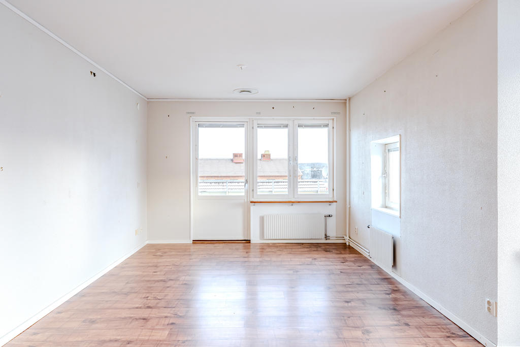 Från vardagsrummet nåt du ut till balkongen 