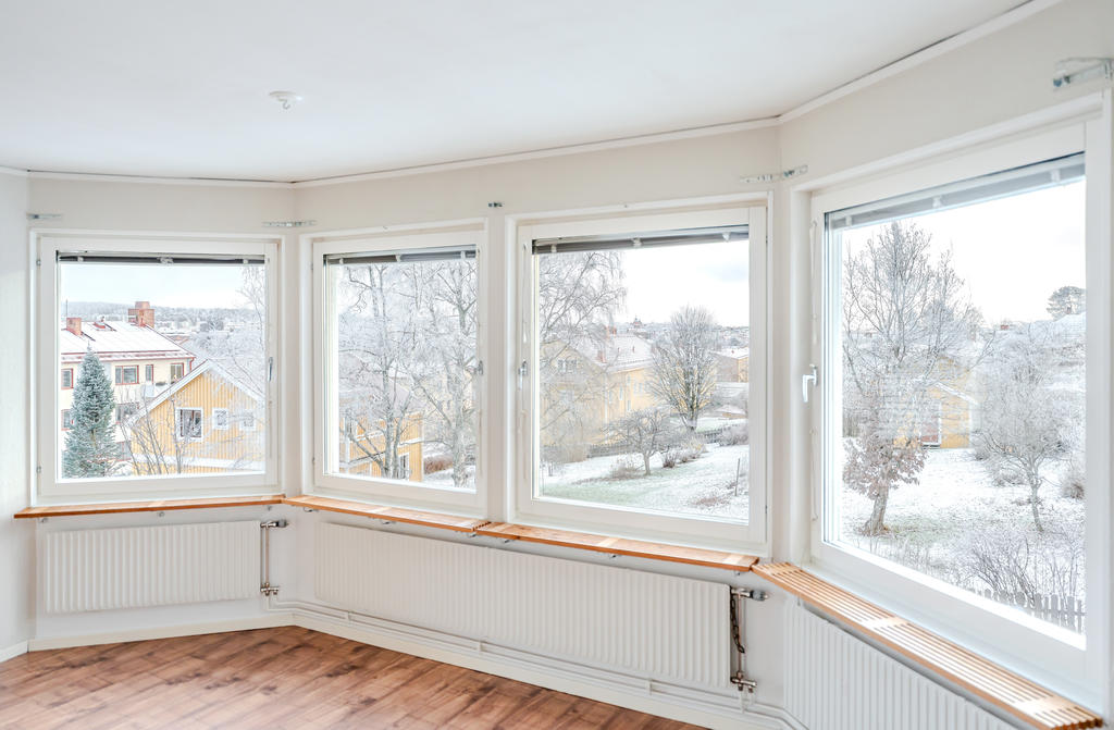 Vy mot trädgårdar utanför och ingen direkt insyn