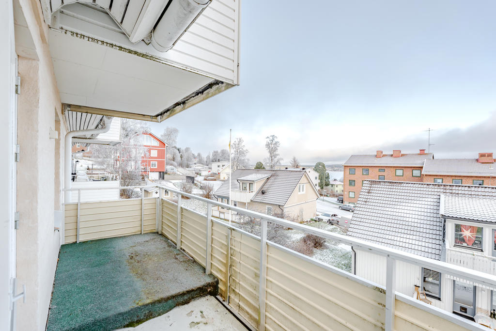 Ovanligt stor balkong som är delvis under tak