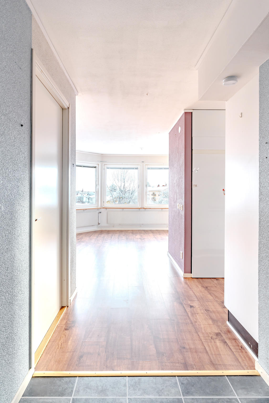 Vy från hall till vardagsrum och kök