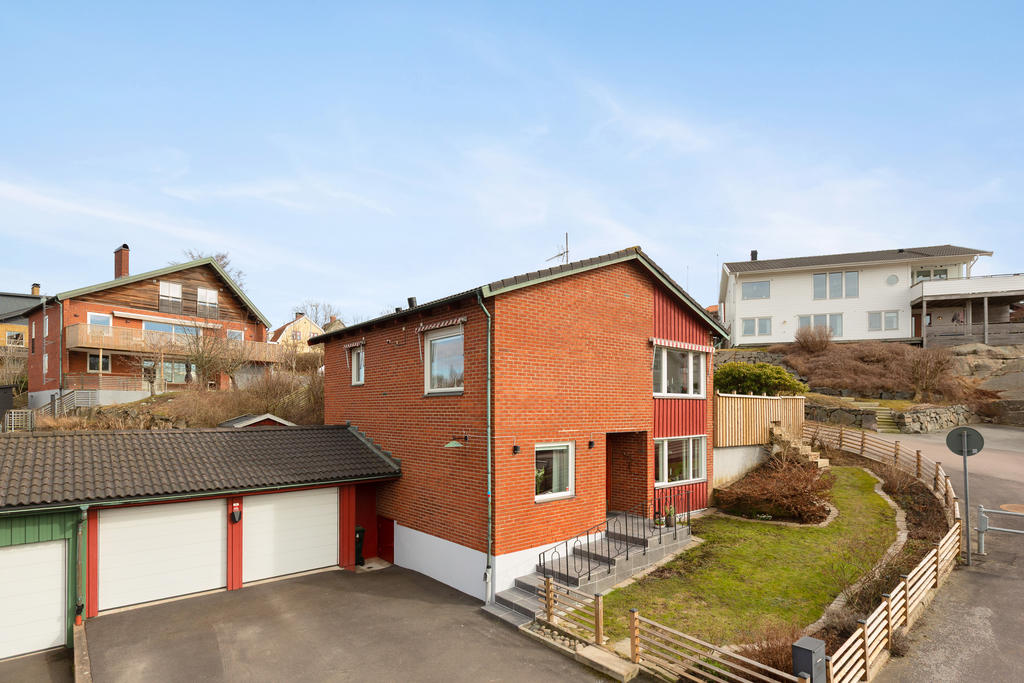 Välkommen till denna fina 60-talspärla på Morkullegatan 14B i Hagen.