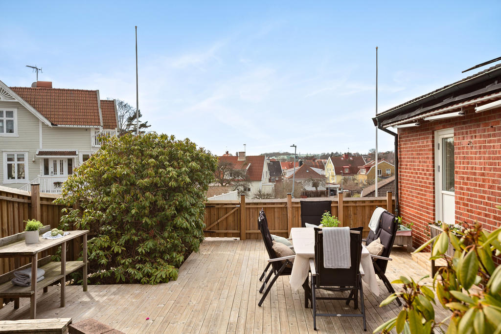 Fastigheten är belägen längst in på återvändsgata, med ett idealiskt läge utan biltrafik framför huset.