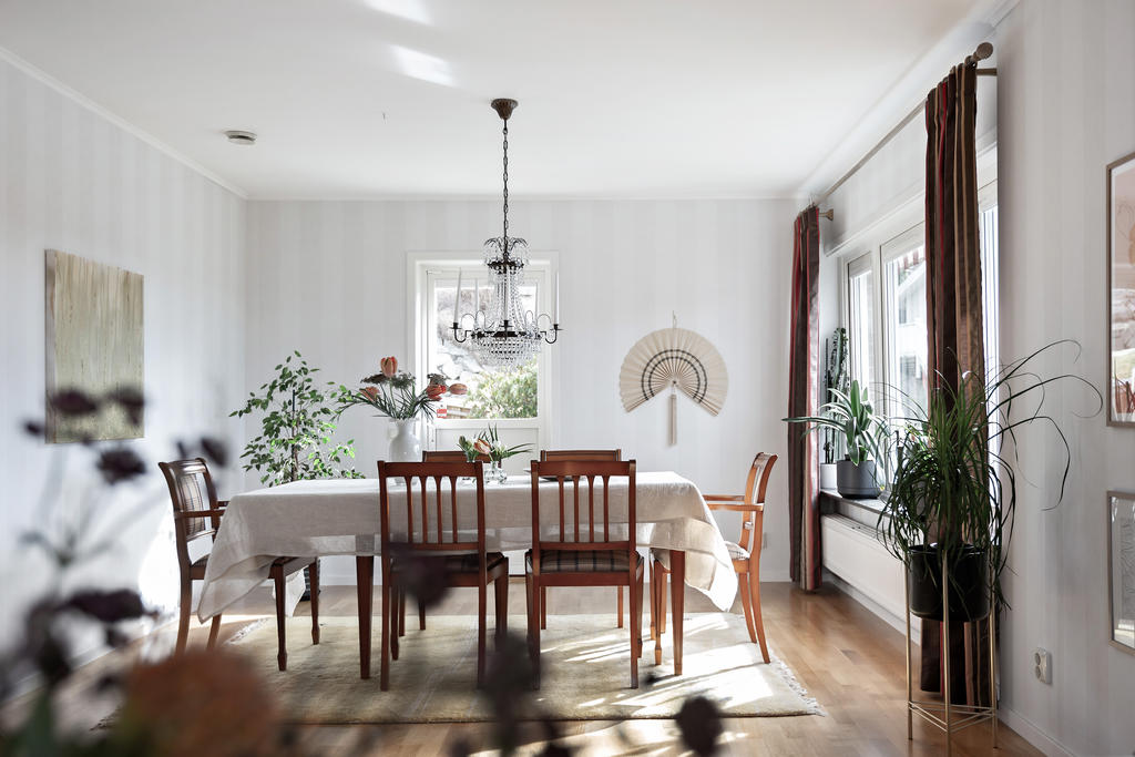 Härligt ljust vardagsrum med utgång till altanen vid husets baksida.