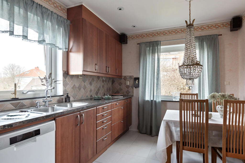 Matplats i köket samt härligt ljus från två väderstreck.