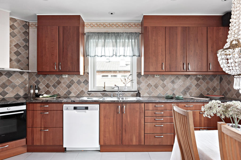 Gott om skåpsförvaring i det fina köket.