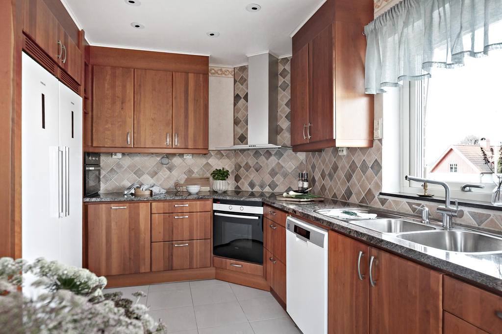 Fräscht kök i körsbärsträ från Alsike snickerifabrik.