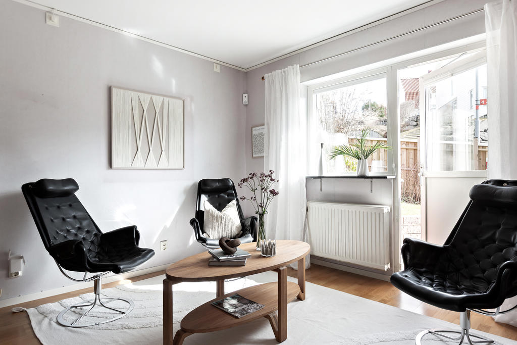 Allrum med utgång till altanen. Går även att återställa denna ytan till ett ytterligare sovrum/arbetsrum.