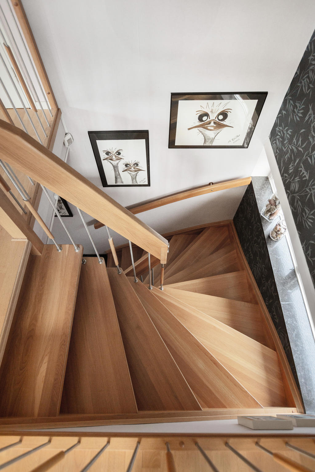 Vi tar den fina ektrappan ner till entréplanet.