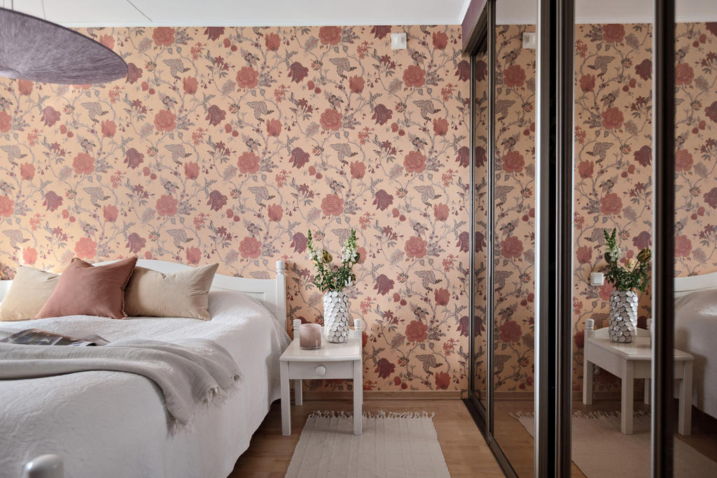 Masterbedroom med hel garderobsvägg.