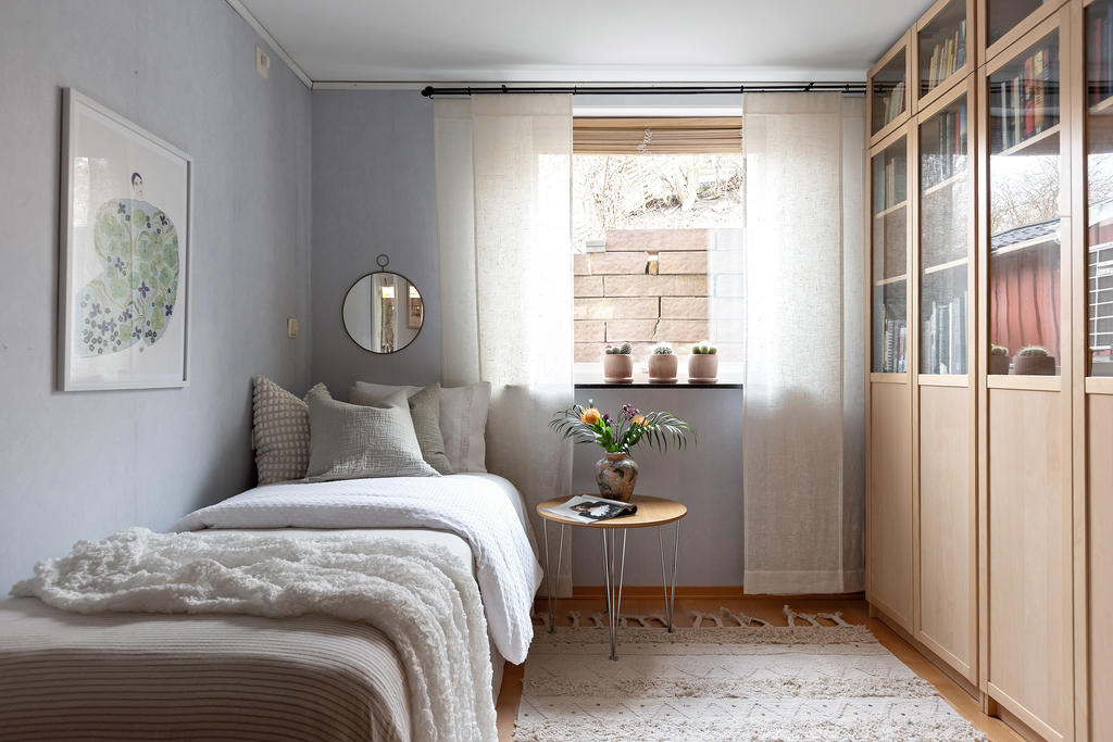 Sovrum 2, även detta sovrum har en hel garderobsvägg.