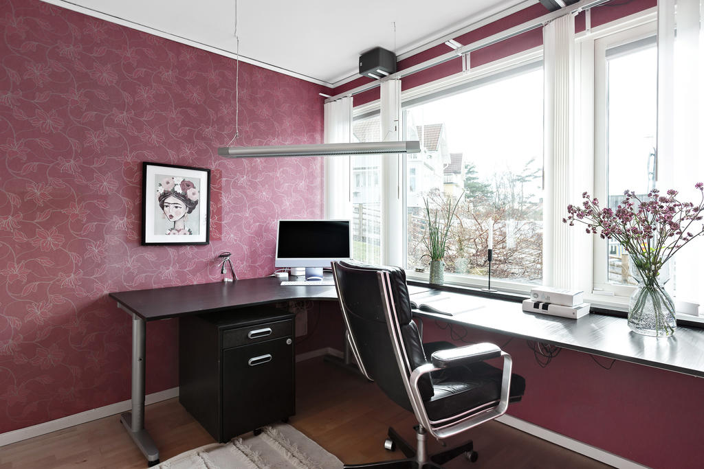 Sovrum/arbetsrum. Samtliga tre  sovrummen har fina fönsterbänkar i svart sten.