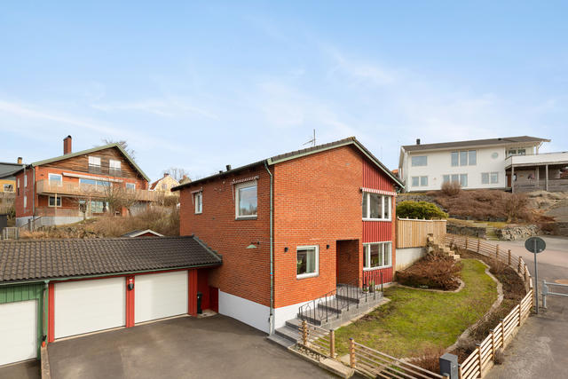 Välkommen till denna fina 60-talspärla på Morkullegatan 14B i Hagen.