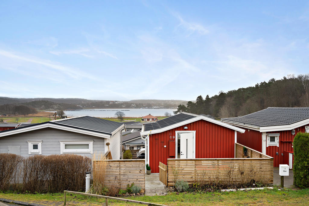 En välrenoverad stuga med fina utemiljöer som ramas in med staket