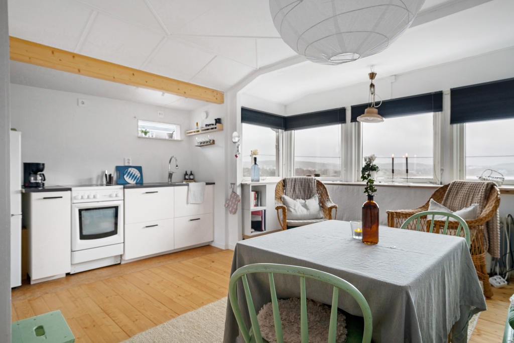 Öppen planlösning mellan kök och vardagsrum