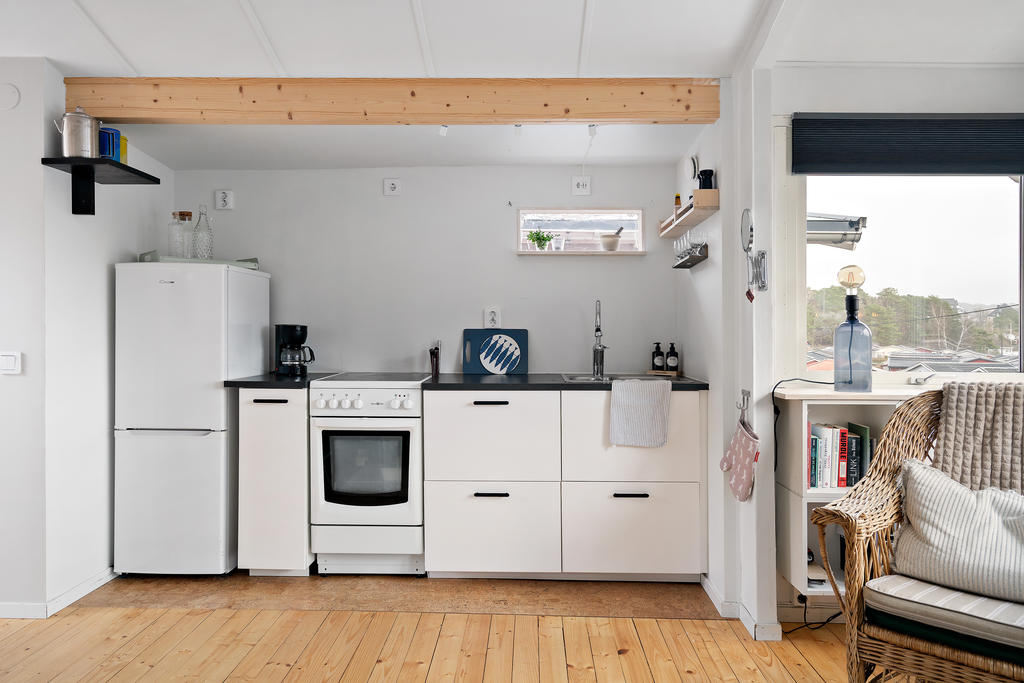 Köket är utrustad med kyl/frys, ugn med spishäll och diskho och bra arbetsbänkar.