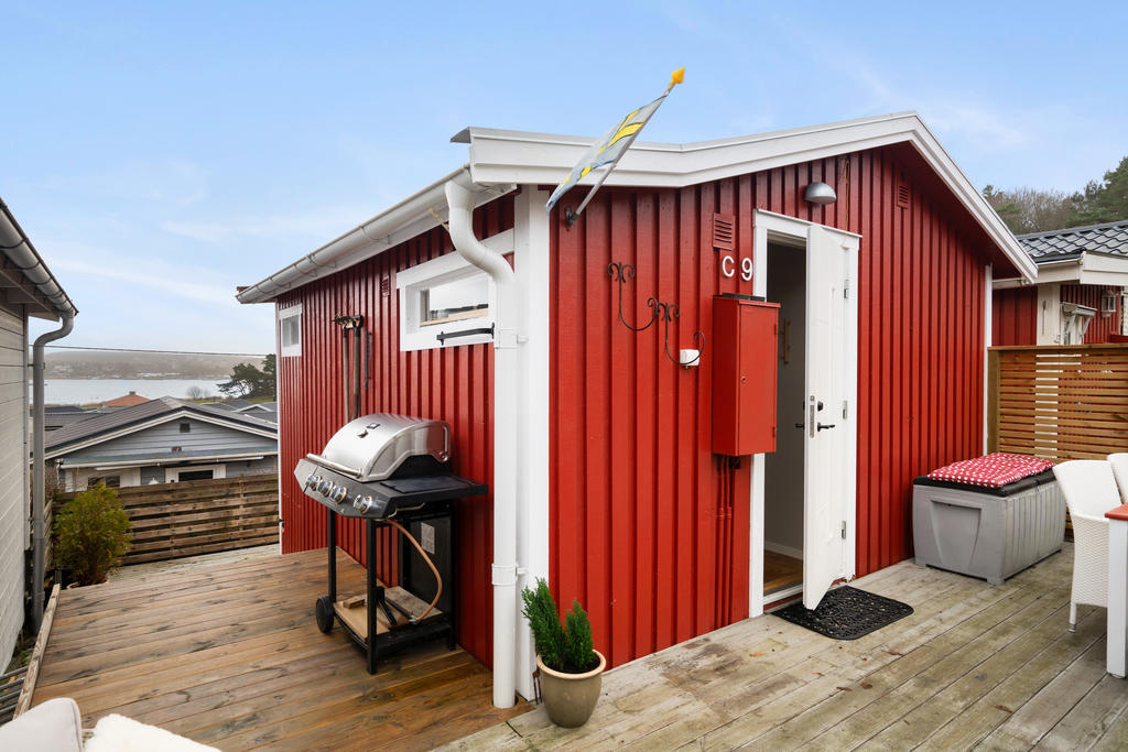 I och med att altanen sträcker sig mot tre håll kan ni välja på att följa solen eller svalka er i skuggan. I trappen ner sitter ni bekvämt och njuter av utsikten mot havet