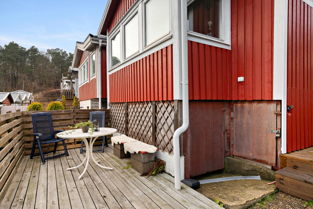 Stor altan nedanför stugan med havsutsikt. Bra förvaring under stugan