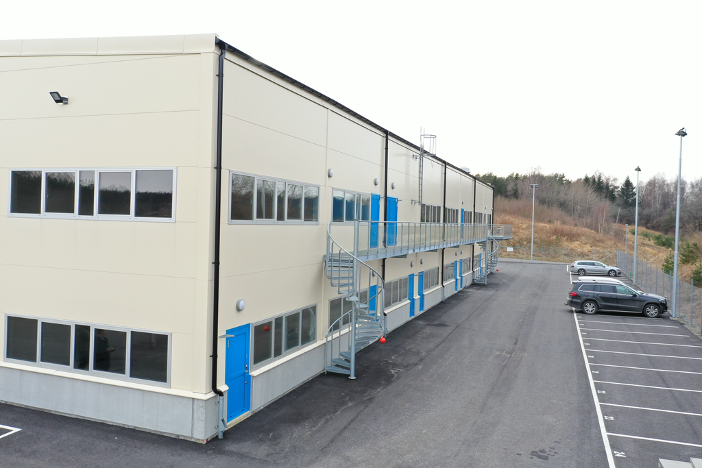 Baksidan med tillhörande parkeringsplatser