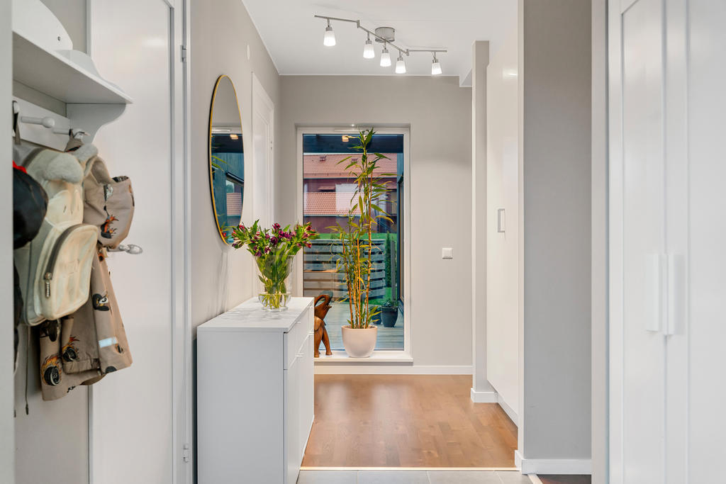 Trevlig hall med bra garderober 