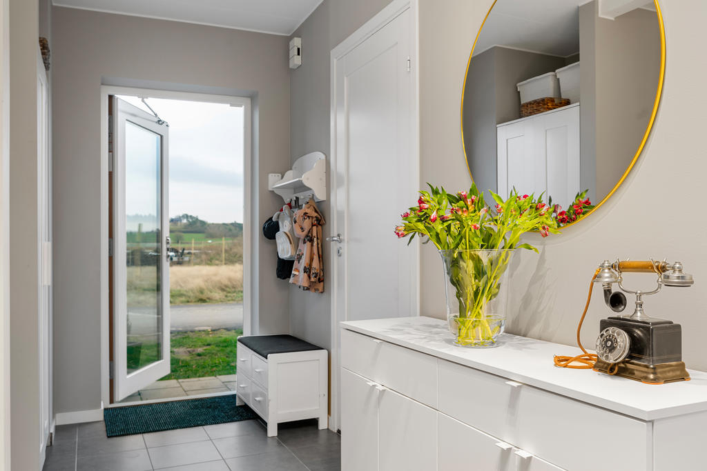 Entréhall med praktiskt klinkergolv