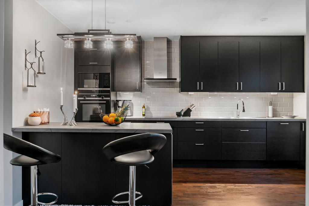 Stilrent kök med kökshalvö