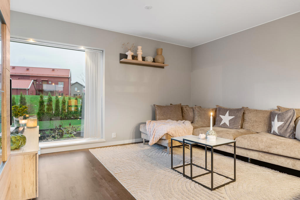 Vardagsrum med stora härliga fönsterpartier 