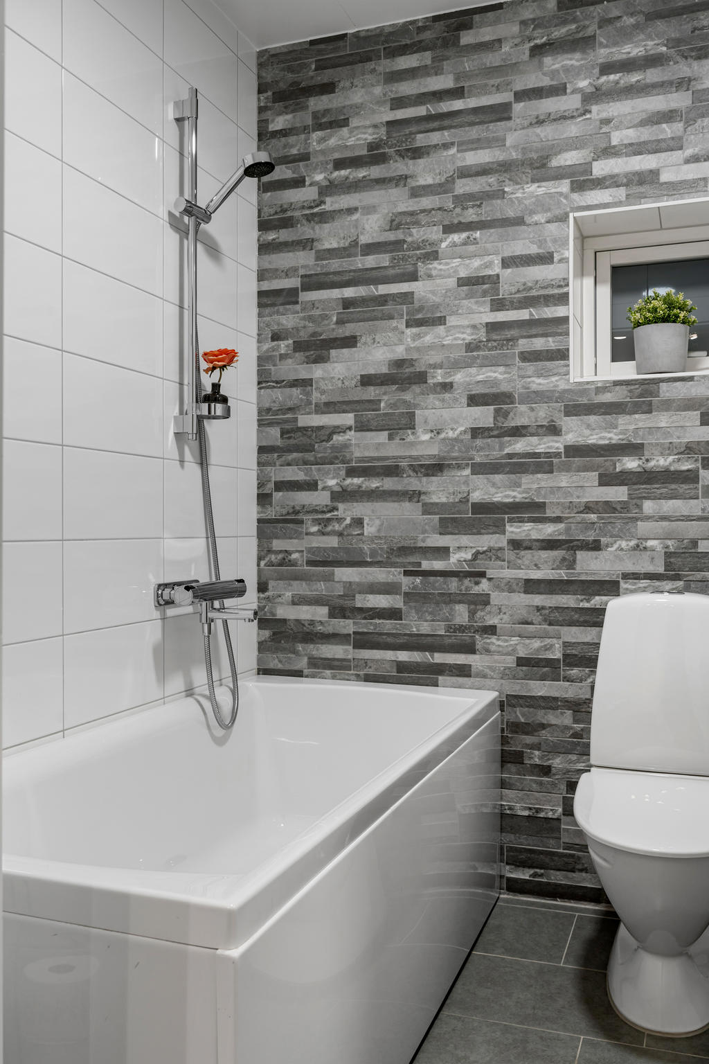 Helkaklat snyggt badrum med badkar 