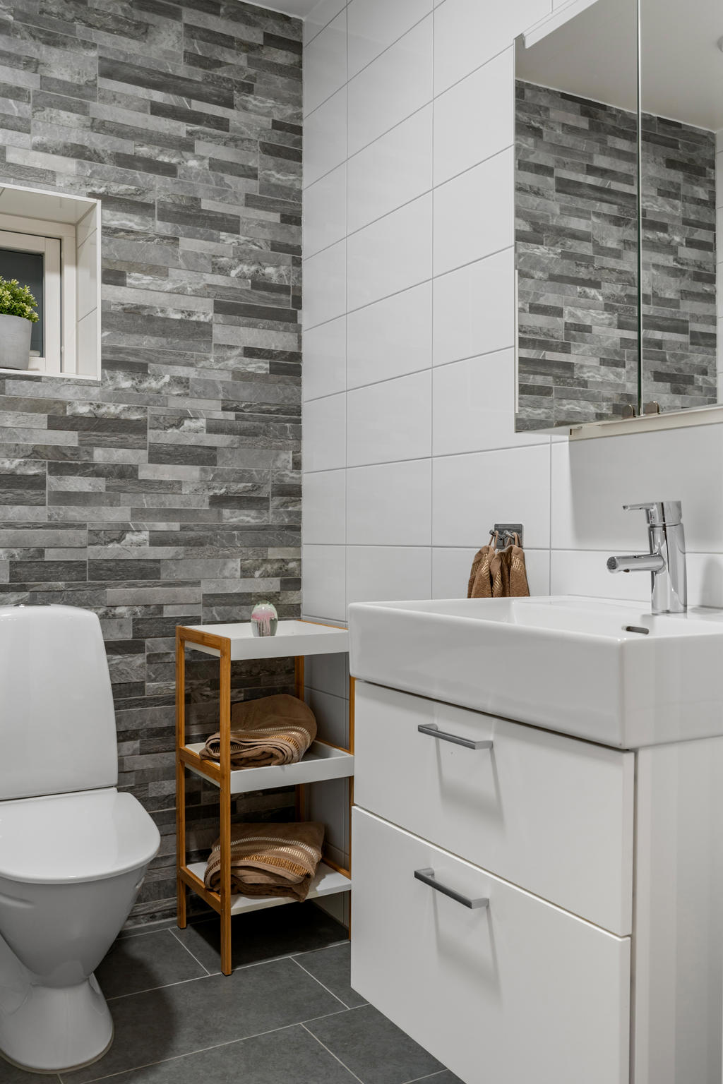 .. och handfatskommod med tillhörande spegel