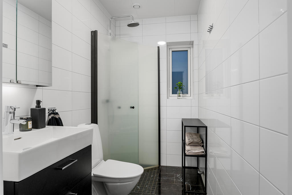 Smakfullt inrett badrum med dusch 