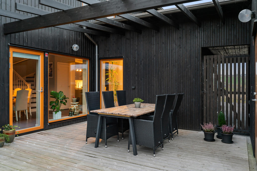 Terrass och pergola på baksidan med kvällssol