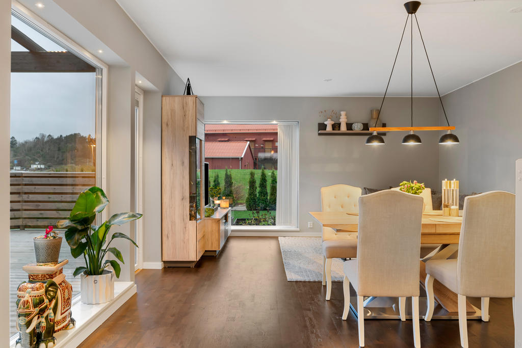 Stort vardagsrum med plats för matsalsbord 