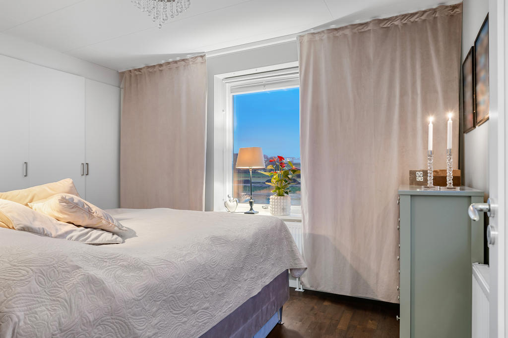 Föräldrasovrum 1 med garderobsvägg 