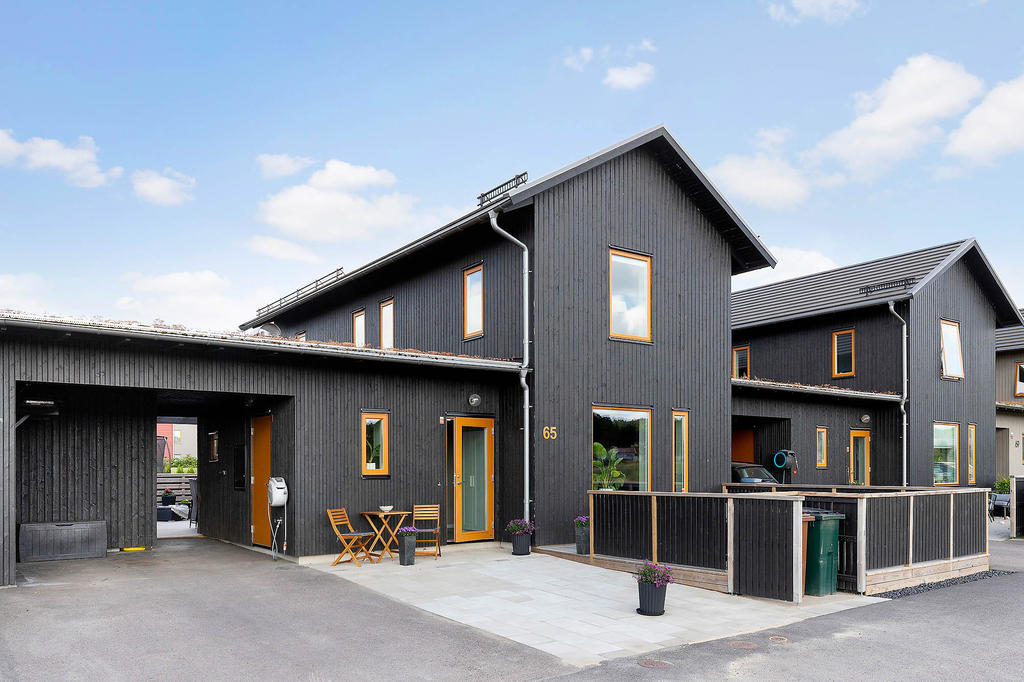 Kedjehus i 2 plan med stor stensatt uppfart 