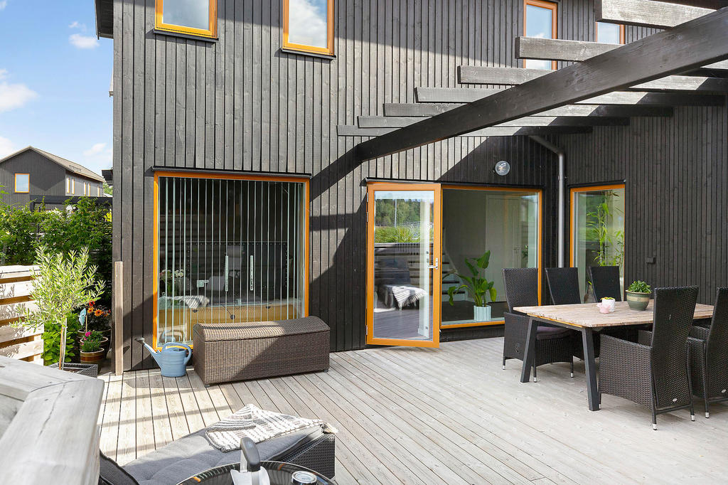 Terrass med bl.a. pergola 