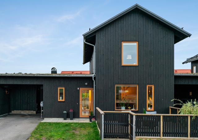 2 plans hus med vidbyggd carport och förråd