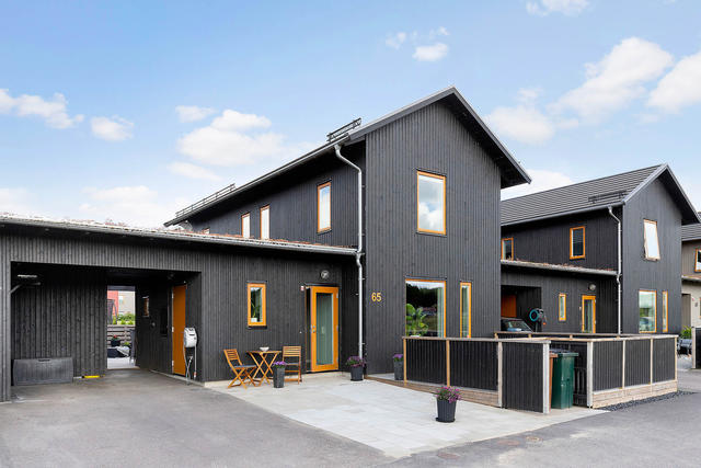 Kedjehus i 2 plan med stor stensatt uppfart 