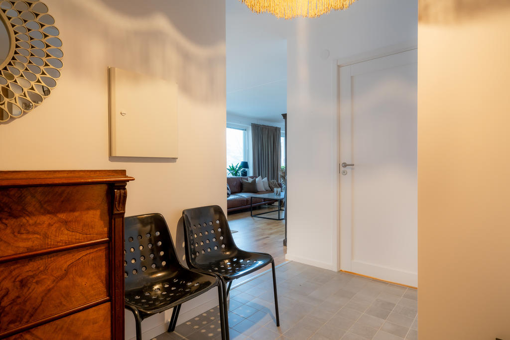 Rymlig hall med plats för förvaring. 