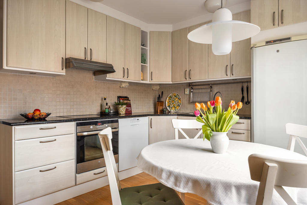 Kök med god förvaring och matplats