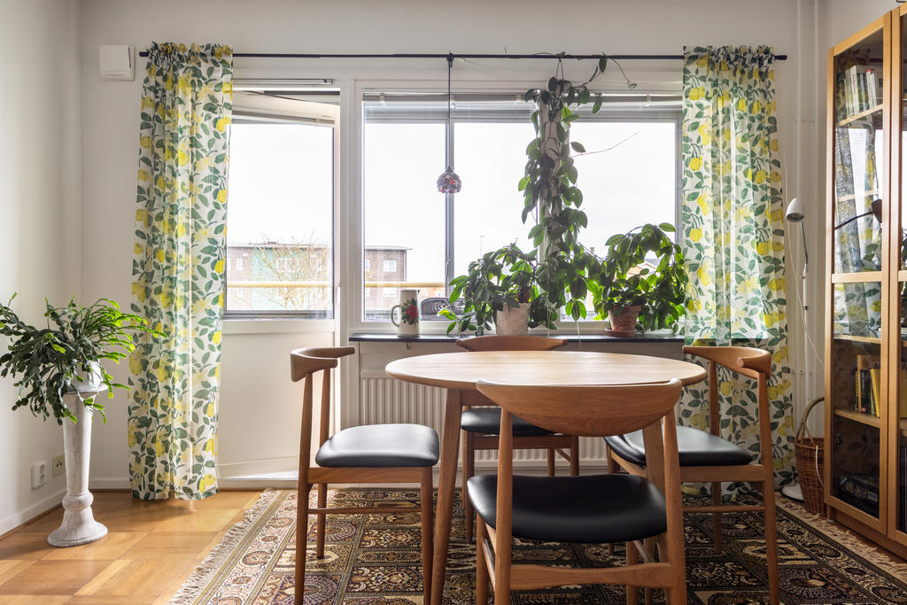 utgång från vardagsrummet till den inglasade balkongen