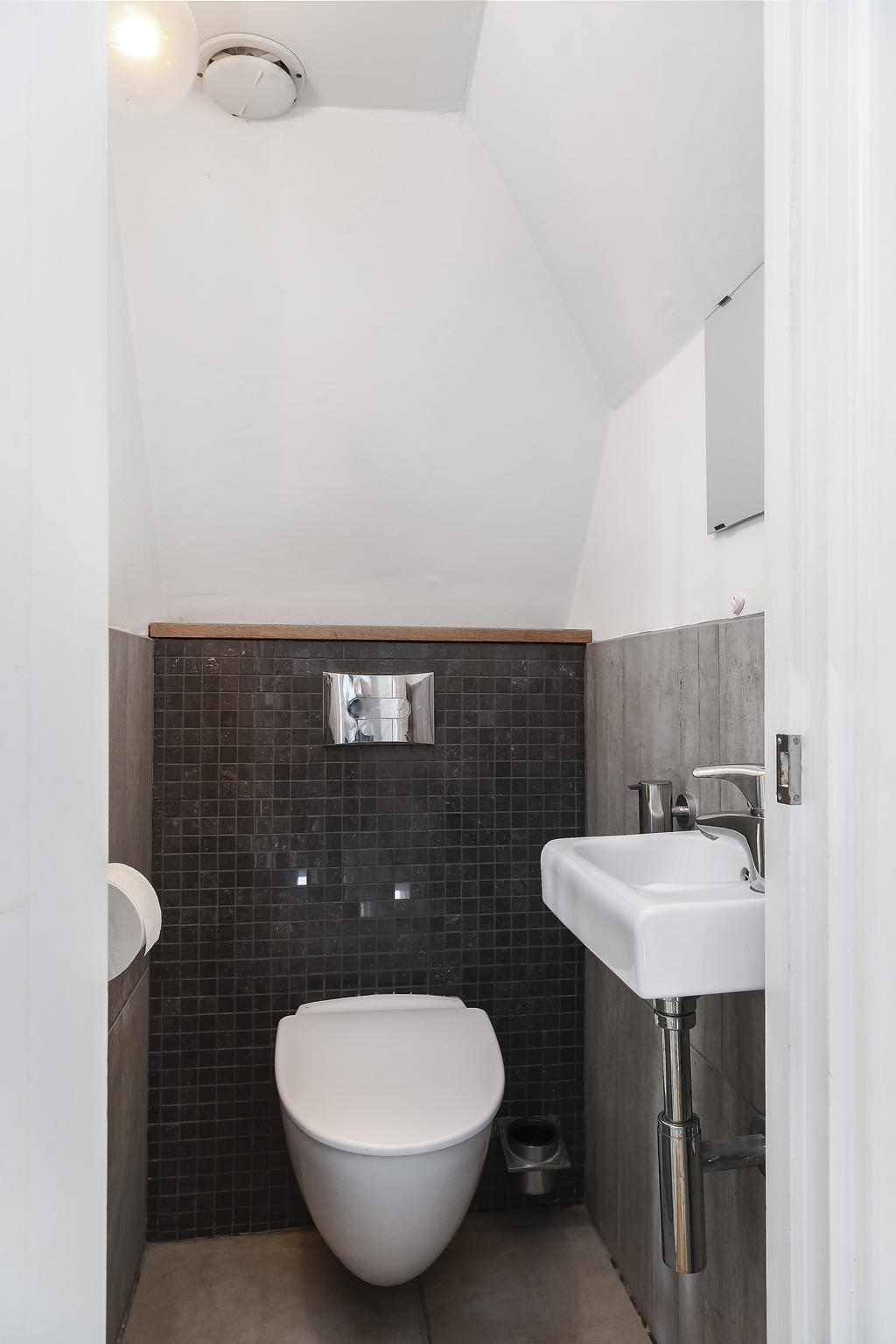 Gäst-wc på ovanvåningen. 