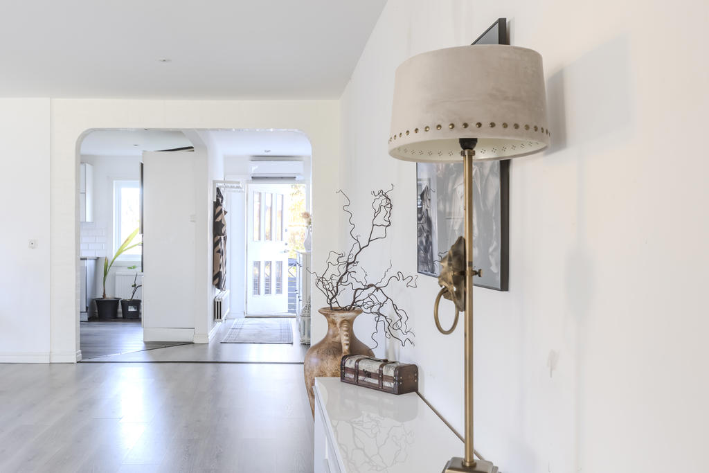 Vardagsrum med vy mot kök och hall